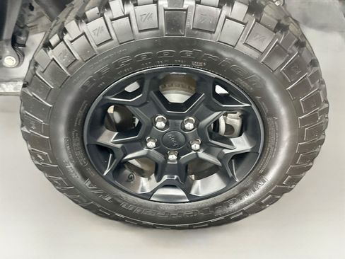 Used 2023 Jeep Gladiator Willys AWD/4WD image 11