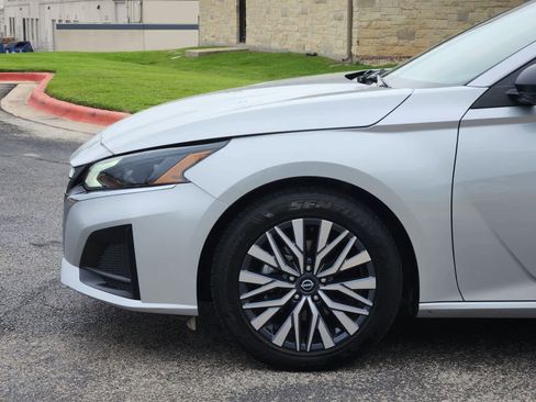Used 2024 Nissan Altima 2.5 SV FWD image 8