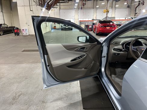 Used 2018 Chevrolet Malibu LT FWD image 18