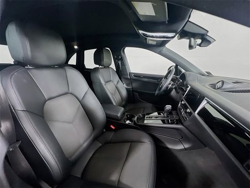 Used 2022 Porsche Macan Base image 30