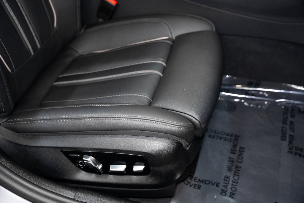 Used 2023 BMW M550i xDrive w/ Executive Package AWD/4WD image 21
