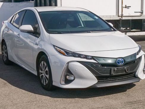 Used 2022 Toyota Prius Prime Limited FWD image 3
