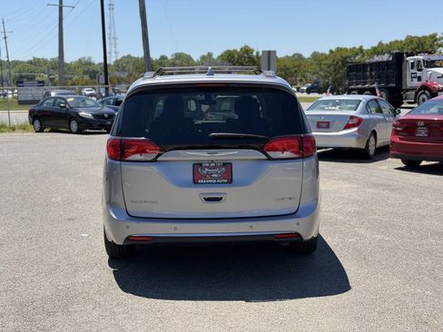 Used 2018 Chrysler Pacifica Limited FWD image 5