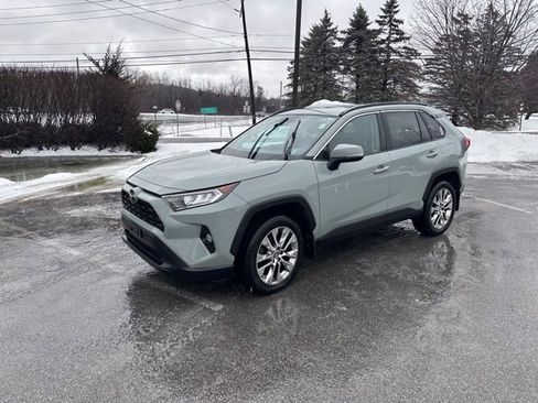 Used 2020 Toyota RAV4 XLE Premium image 8