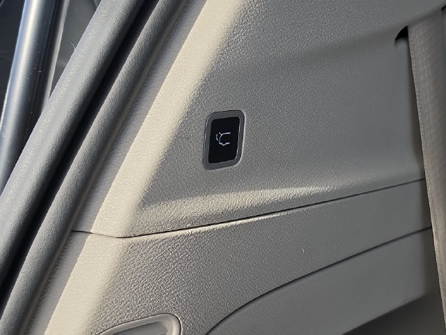 Used 2024 Chrysler Pacifica Touring-L FWD image 7