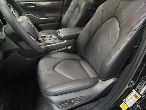 New 2026 Toyota Highlander Platinum image 25