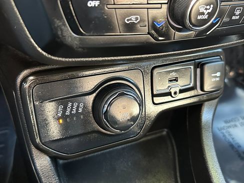 Certified 2023 Jeep Renegade Latitude image 35