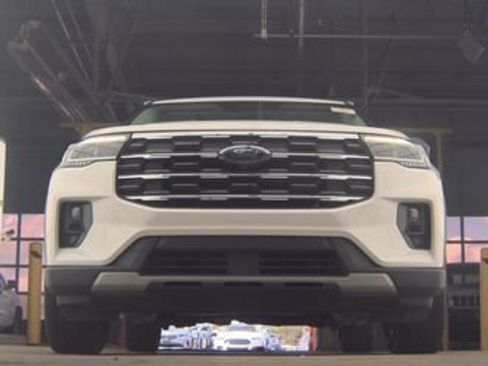 Used 2025 Ford Explorer Active w/ Active Comfort Package AWD/4WD image 3