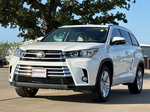 Used 2017 Toyota Highlander Limited FWD image 3