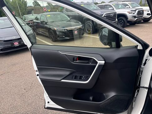 Used 2025 Toyota RAV4 LE AWD/4WD image 32