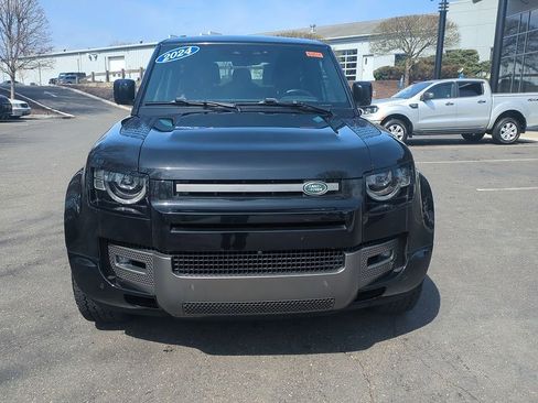 Used 2024 Land Rover Defender 90 X-Dynamic SE image 3