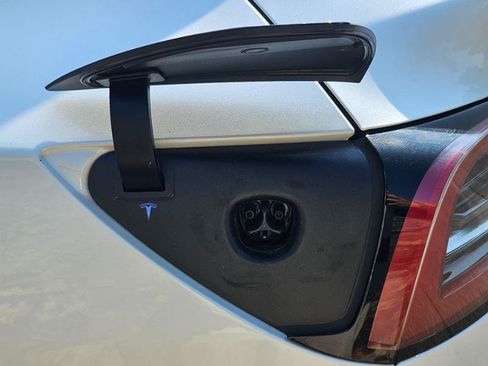 Used 2023 Tesla Model Y AWD image 31