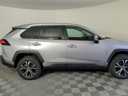 Used 2022 Toyota RAV4 LE image 5