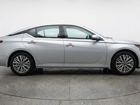 Used 2025 Nissan Altima 2.5 SV FWD image 11