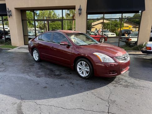 Used 2010 Nissan Altima 3.5 SR FWD image 2