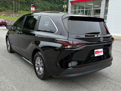Used 2023 Toyota Sienna XLE image 9