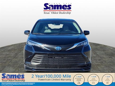 Used 2025 Toyota Sienna LE image 2