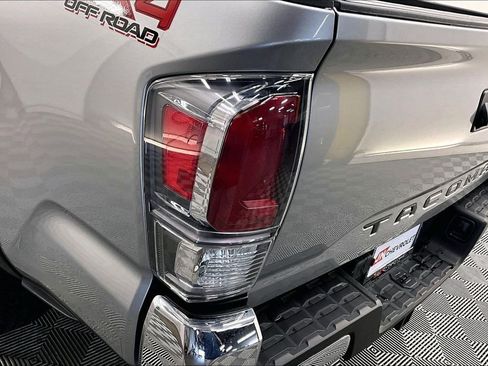Used 2022 Toyota Tacoma w/ SR5 Package image 27