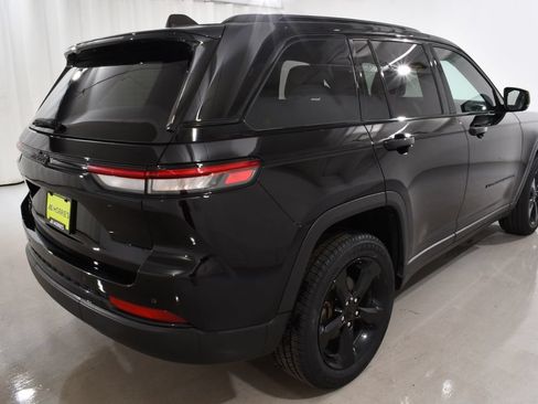 Used 2023 Jeep Grand Cherokee Altitude AWD/4WD image 11