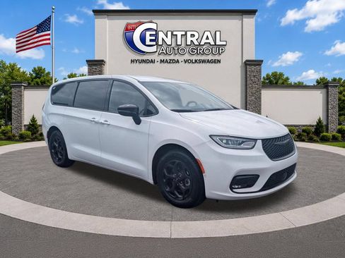 Used 2024 Chrysler Pacifica Limited FWD image 1