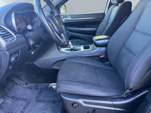 Used 2018 Jeep Grand Cherokee Laredo AWD/4WD image 7