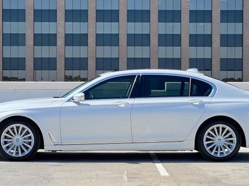 Used 2018 BMW 740i image 10