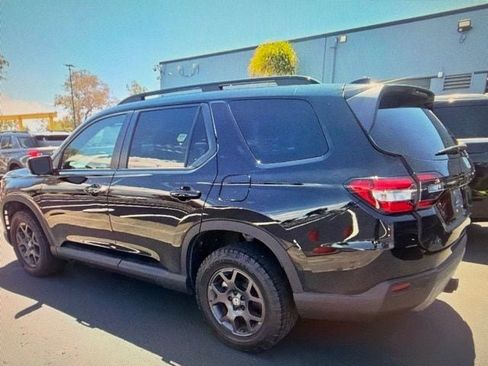 Used 2023 Honda Pilot TrailSport image 3