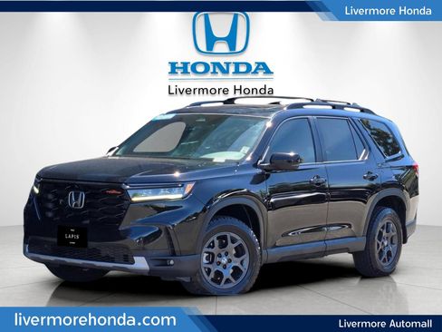 Used 2025 Honda Pilot TrailSport image 1