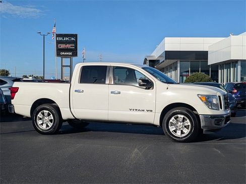 Used 2019 Nissan Titan SV image 2