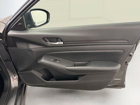 Used 2025 Nissan Altima 2.5 SV FWD image 32