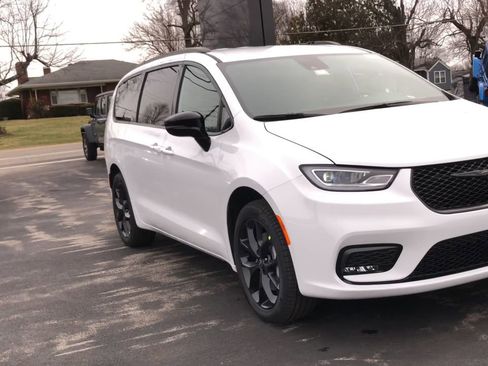 New 2026 Chrysler Pacifica Select image 2