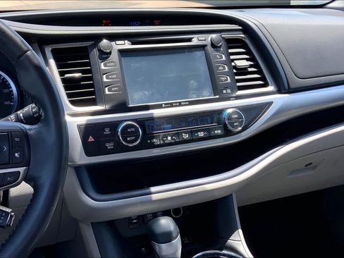 Used 2018 Toyota Highlander XLE AWD/4WD image 7