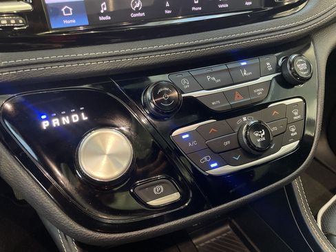 Used 2025 Chrysler Pacifica Limited FWD image 29