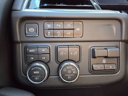 Certified 2025 Chevrolet Suburban High Country AWD/4WD image 24