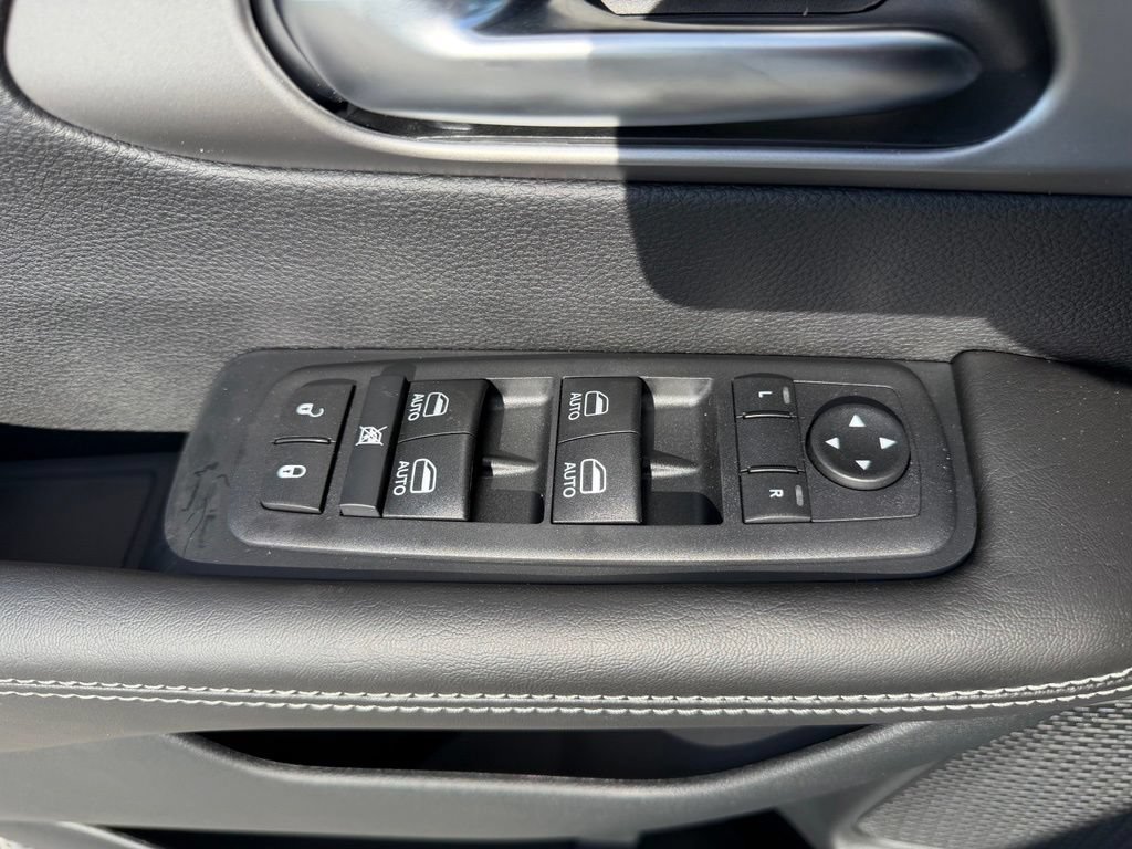 New 2027 Chrysler Pacifica Select FWD image 13