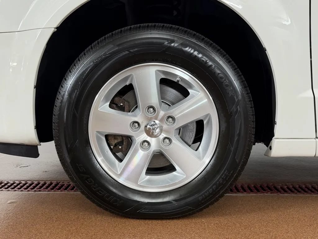 Used 2009 Dodge Grand Caravan SXT w/ Entertainment Group 2 FWD image 8