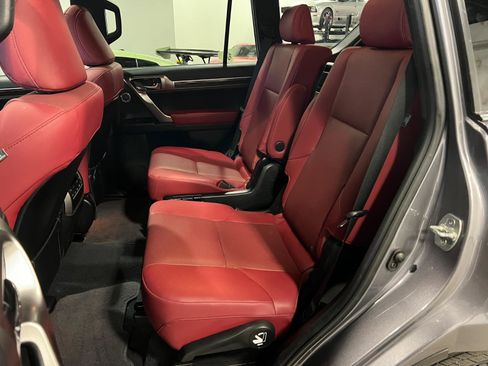 Used 2023 Lexus GX 460 Premium w/ Accessory Package image 29