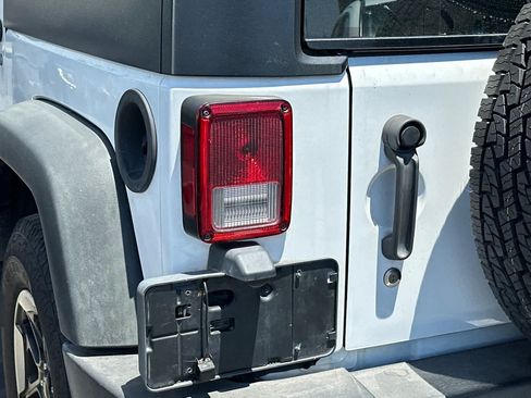 Used 2016 Jeep Wrangler Sport w/ Connectivity Group AWD/4WD image 15