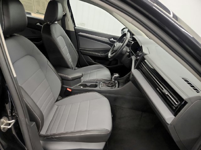 Used 2025 Volkswagen Jetta SE FWD image 25