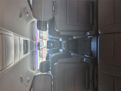 Used 2016 Chrysler Town & Country Touring w/ Driver Convenience Group FWD image 9