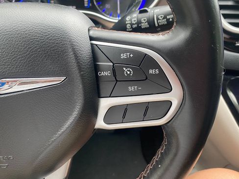 Used 2017 Chrysler Pacifica Touring-L FWD image 22