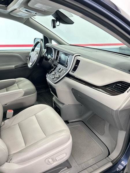Used 2020 Toyota Sienna XLE w/ XLE Navigation Package FWD image 23