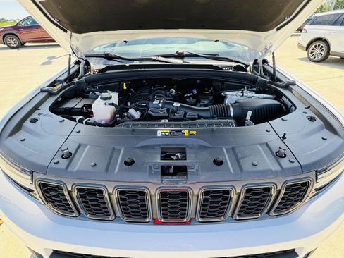 Used 2023 Jeep Grand Cherokee L Limited w/ Black Appearance Package AWD/4WD image 46