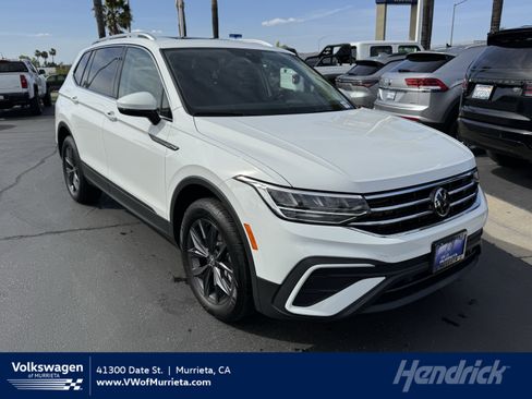 Used 2024 Volkswagen Tiguan SE w/ Panoramic Sunroof Package image 1