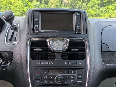 Used 2015 Chrysler Town & Country Touring-L w/ Mopar Premium Addition Group FWD image 21