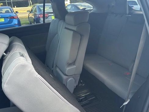 Used 2022 Toyota Highlander LE FWD image 18
