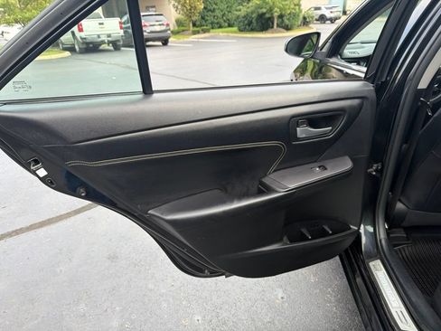 Used 2016 Toyota Camry XLE w/ Moonroof Package FWD image 32
