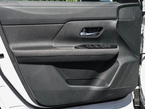 Used 2025 Nissan Kicks SV FWD image 17