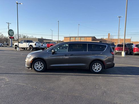 Used 2023 Chrysler Pacifica Touring-L image 5