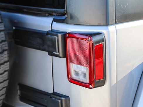 Used 2017 Jeep Wrangler Unlimited Sahara image 9